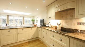 Rentaplats i utensilis de cuina, vaixella i coberteria