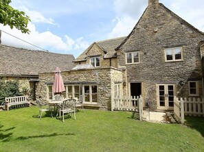 Outdoor dining - The Coach House (Burford)