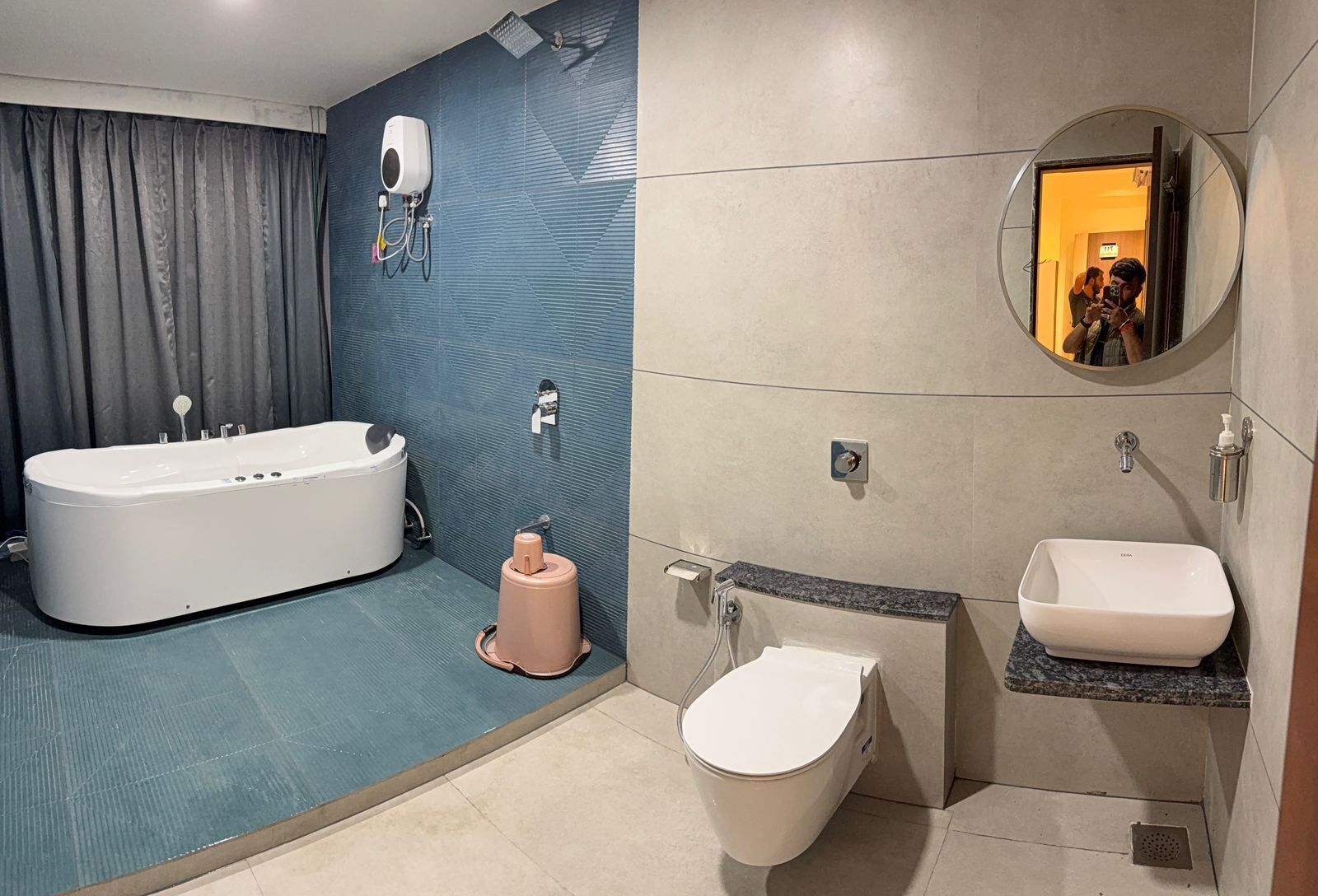 Habitación doble superior | Baño | Regadera, amenidades de baño gratuitas, toallas, shampoo 