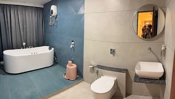 Ducha, artículos de tocador gratuitos, toallas, shampoo