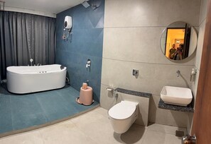 Een douche, gratis toiletartikelen, handdoeken, shampoo