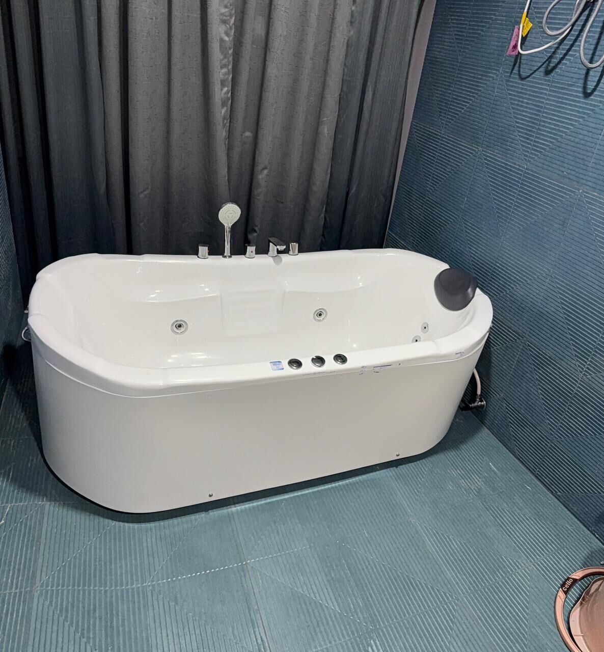 Superior Double Room | Bathroom | Shower, free toiletries, towels, shampoo