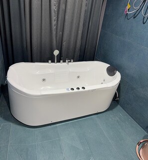 Quarto casal superior | Banheiro | Chuveiro, produtos de toalete grátis, toalhas de banho, shampoo