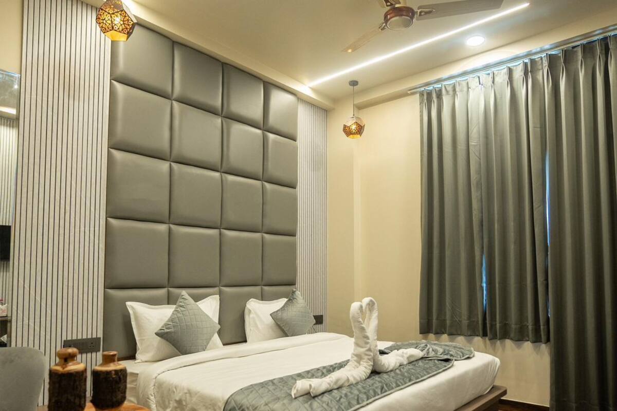 Blackout curtains, iron/ironing board, free WiFi