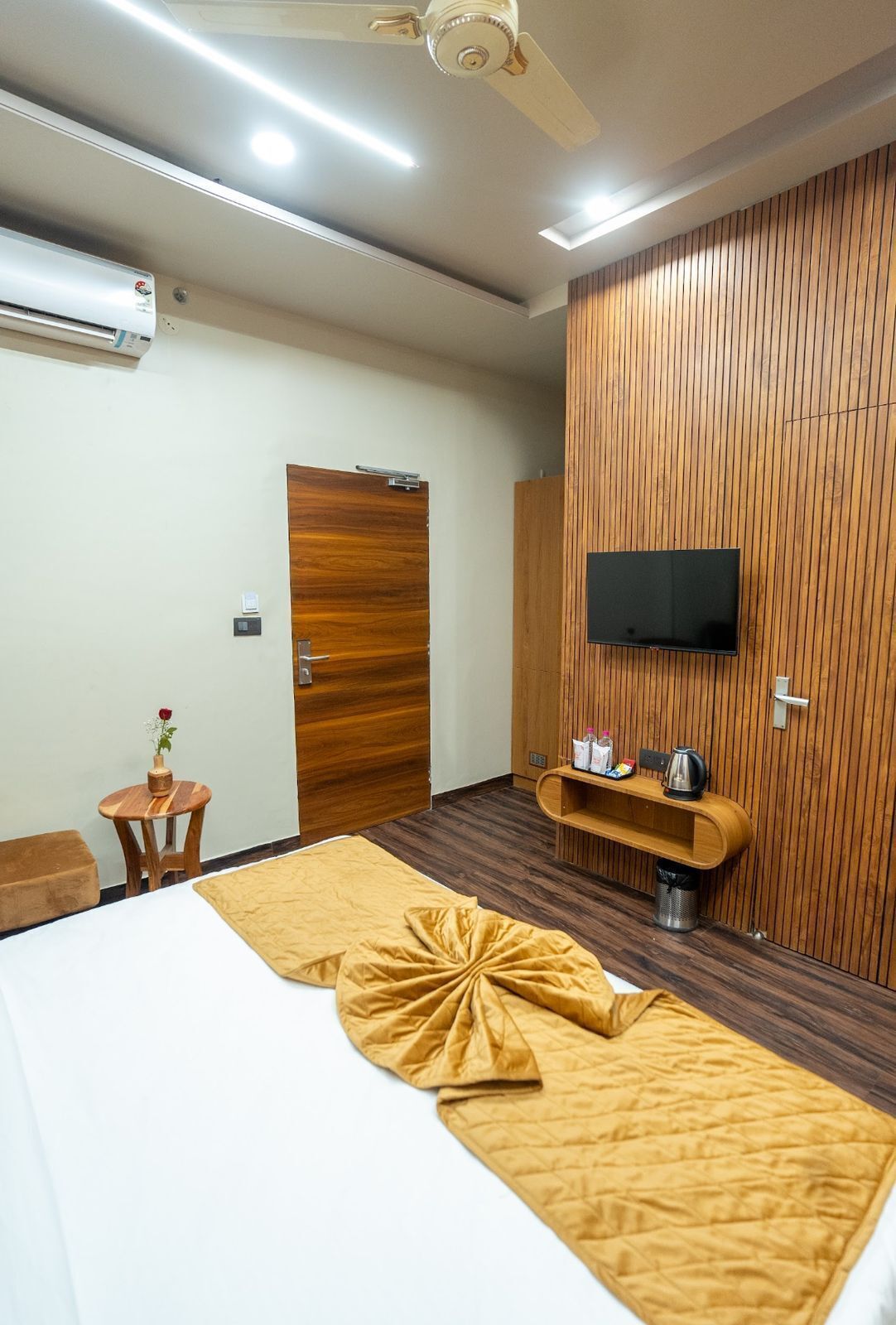 ผ้าม่านกันแสง, เตารีด/โต๊ะรีดผ้า, Wi-Fi ฟรี