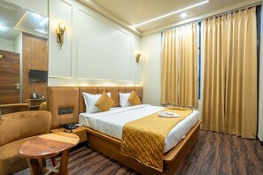 Quarto casal executivo, sacada, vista para a cidade | Cortinas blackout, ferros/tábuas de passar roupa, Wi-Fi de cortesia