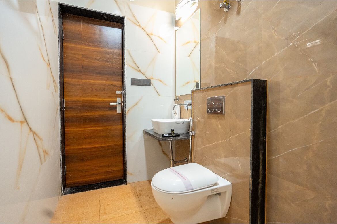 Quarto casal executivo, sacada, vista para a cidade | Banheiro | Produtos de toalete grátis, toalhas de banho, sabonete, shampoo