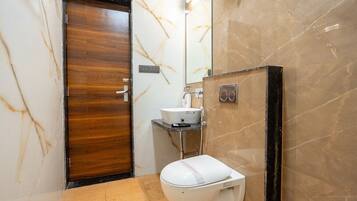 Quarto casal executivo, sacada, vista para a cidade | Banheiro | Produtos de toalete grátis, toalhas de banho, sabonete, shampoo