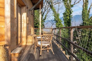 Outdoor dining - Wood and straw hut on stilts (Valserhône)