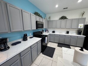 Fridge, microwave, oven, stovetop - 4 Bedroom games room hot tub & pool close to Parks (Davenport)