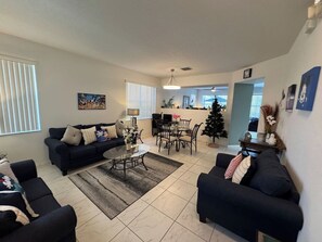 TV, table football - 4 Bedroom games room hot tub & pool close to Parks (Davenport)
