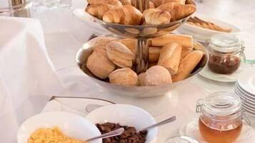 Desayuno buffet todos los días (con cargo)
