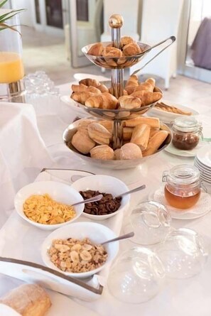 Daily buffet breakfast for a fee - Hostellerie de l'Abbaye du Thoronet (Le Thoronet)