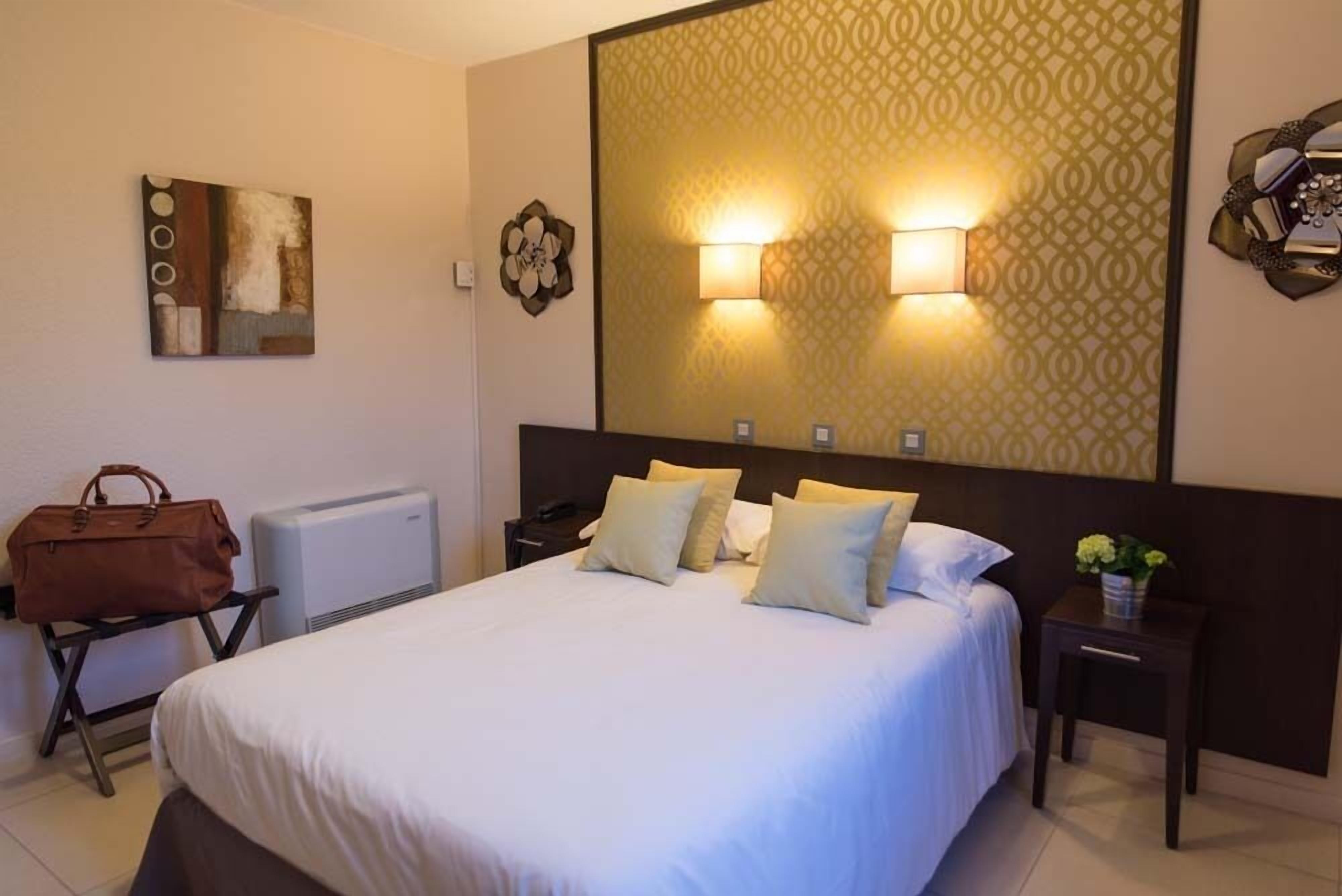 Comfort Room | Blackout drapes, iron/ironing board, free WiFi