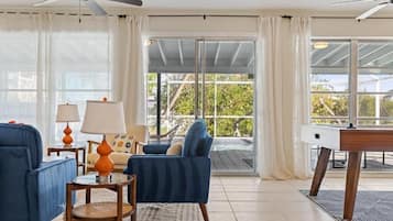 4 bedrooms, desk, Internet
