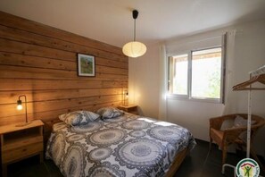 3 bedrooms, iron/ironing board, WiFi, bed sheets