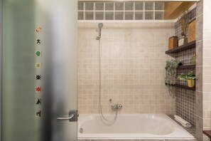 Shower, bidet, towels, shampoo - iFlat | Elegant Roman Retreat by the Vatican (Roma)