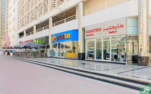 Restaurant - Calm Partition Room Near Metro (Dubai)