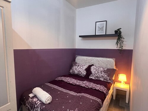 Calm Partition Room Near Metro