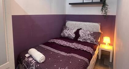 Calm Partition Room Near Metro