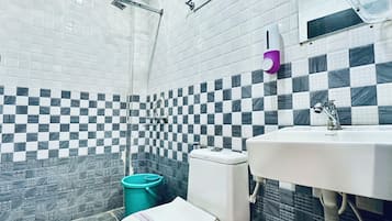 Deluxe Double Room | Bathroom | Shower, free toiletries, towels