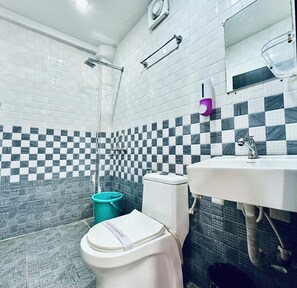 Deluxe Double Room | Bathroom | Shower, free toiletries, towels - Kanha Gold (Bhopal)