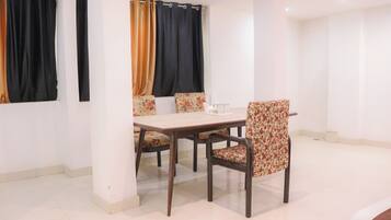 Large Family Room (Non-AC) | Free WiFi, bed sheets