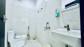 Shower, free toiletries, towels