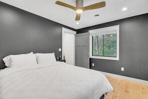 3 室のベッドルーム、WiFi (無料)、ベッドシーツ