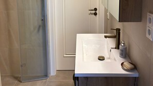 Hair dryer, towels, soap, toilet paper - Self-sufficient eco-house: water, electricity, internet (Solopisky)