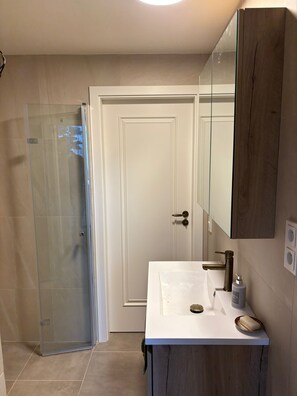 Sèche-cheveux, serviettes fournies, savon, papier toilette