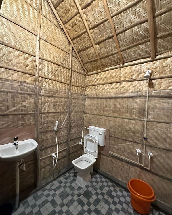 Habitación Confort | Baño | Ducha, toallas y champú