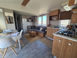 Interior - New air-conditioned mobile home sleeps 8 in a 4* campsite 300m from the beach in Hyères (Hyères)