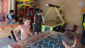Ein Zimmer mit Kicker, Laufband und Spielautomaten.
