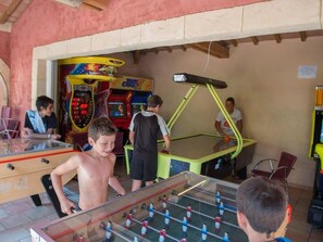 Games room - New air-conditioned mobile home sleeps 8 in a 4* campsite 300m from the beach in Hyères (Hyères)