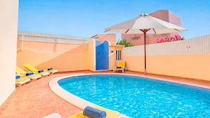 A swimming pool with lounge chairs and an umbrella. - Villa with Pool and BBQ in Galé, Albufeira (Albufeira)