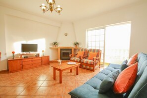 TV - Villa with Pool and BBQ in Galé, Albufeira (Albufeira)