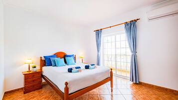 4 makuuhuonetta, tallelokero huoneessa, silitysrauta/-lauta