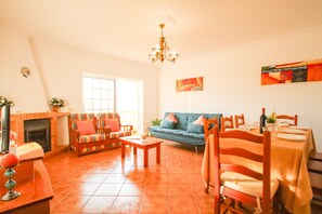 TV - Villa with Pool and BBQ in Galé, Albufeira (Albufeira)