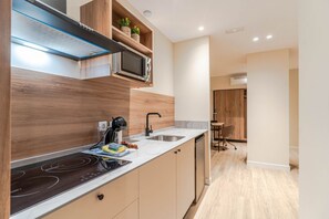 Réfrigérateur, four à micro-ondes, surface de cuisson