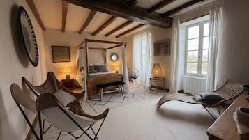 7 bedrooms, desk, iron/ironing board, travel cot
