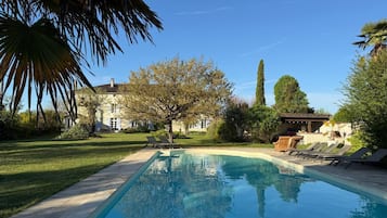 Alberca al aire libre y alberca climatizada