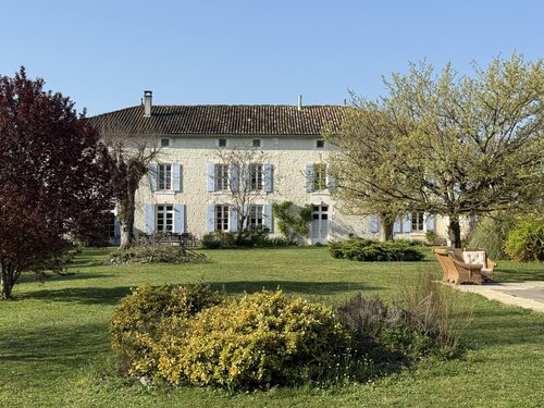 Beautiful Charente residence - heated swimming pool