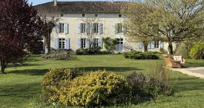 Beautiful Charente residence - heated swimming pool