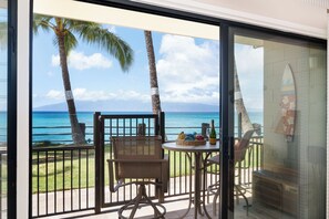 Outdoor dining - Seashore Stunning Studio with AC!! (Lahaina)