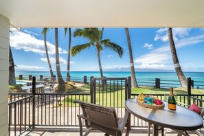 Outdoor dining - Seashore Stunning Studio with AC!! (Lahaina)