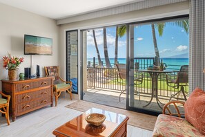 TV - Seashore Stunning Studio with AC!! (Lahaina)