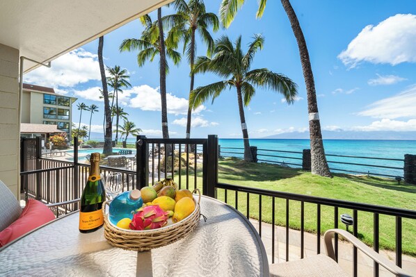 Outdoor dining - Seashore Stunning Studio with AC!! (Lahaina)