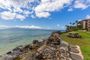 Beach nearby - Cozy Maui Studio with Stunning Mountain Views (Lahaina)