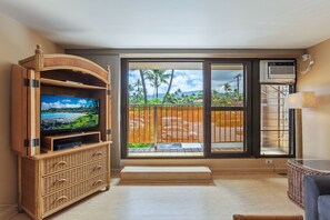 Living area - Cozy Maui Studio with Stunning Mountain Views (Lahaina)